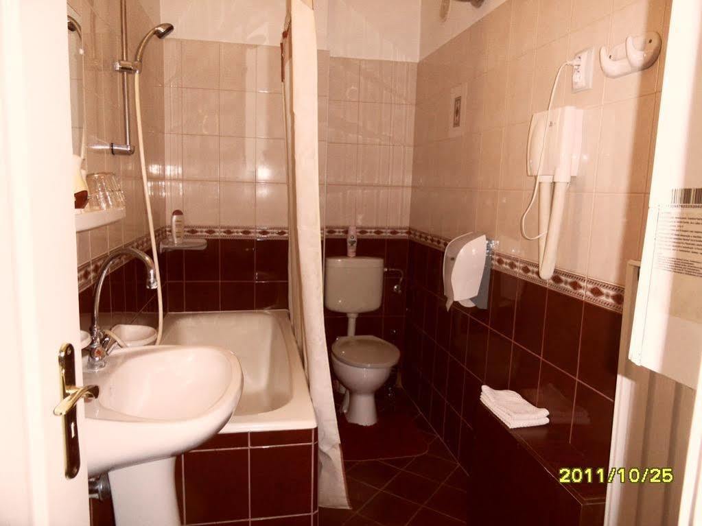 Kalman Panzio Bed and Breakfast Szeged Buitenkant foto